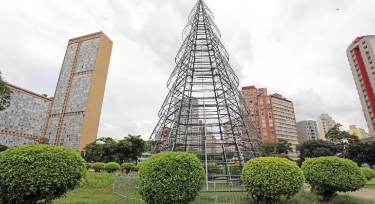 Decoração de Natal em BH terá árvore gigante na Praça Raul Soares