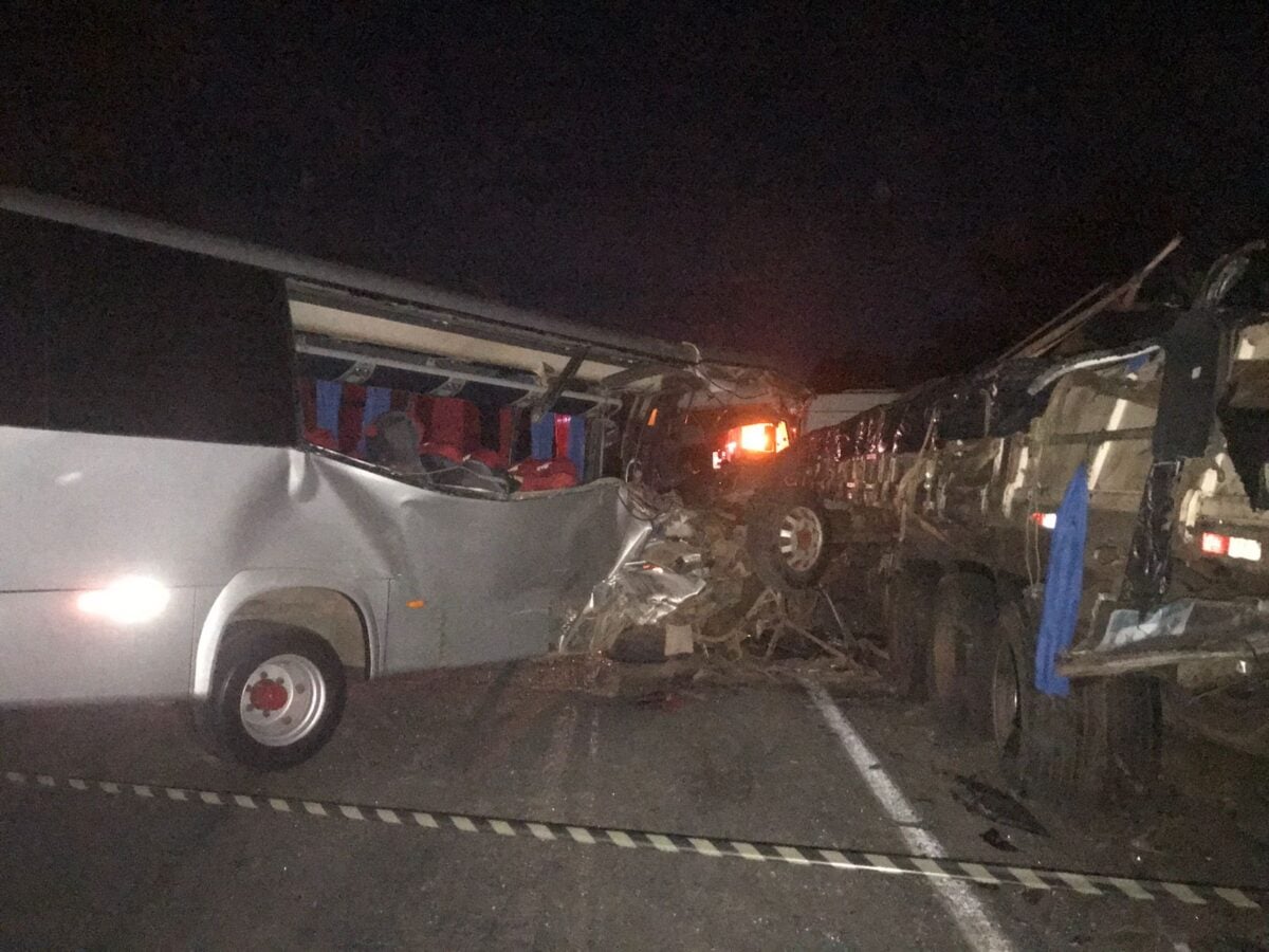 Acidente com ônibus que levava estudantes deixa uma pessoa morta e cinco feridas em MG