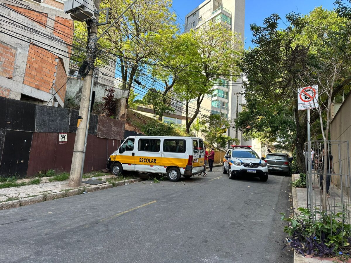Van escolar cai de ribanceira e crianças têm ferimentos leves em BH