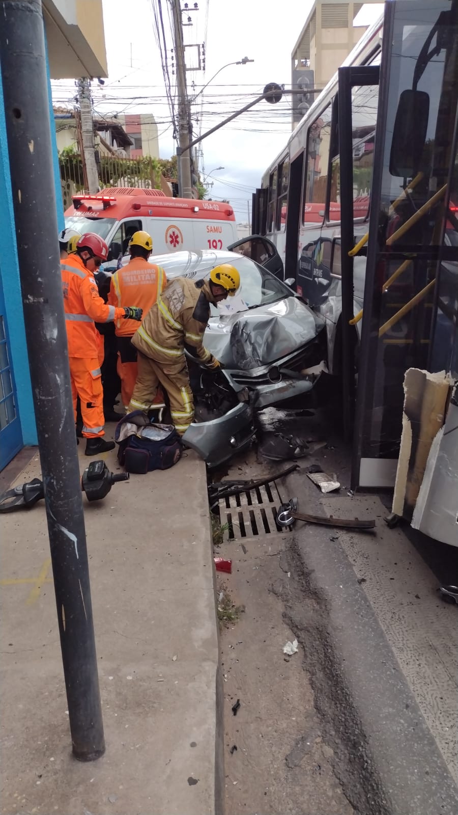 Mulher grávida de gêmeos se envolve em acidente com ônibus em BH