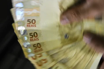 Focus reduz estimativa do IPCA para 2025 a 4,95%, mas inflação ainda supera meta do Banco Central