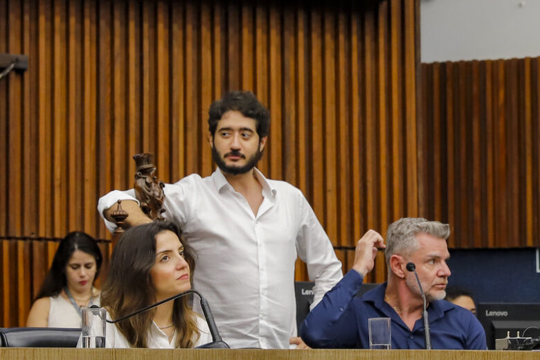 Câmara de BH arquiva processo de cassação contra Gabriel Azevedo mas aceita nova denúncia sobre vereador