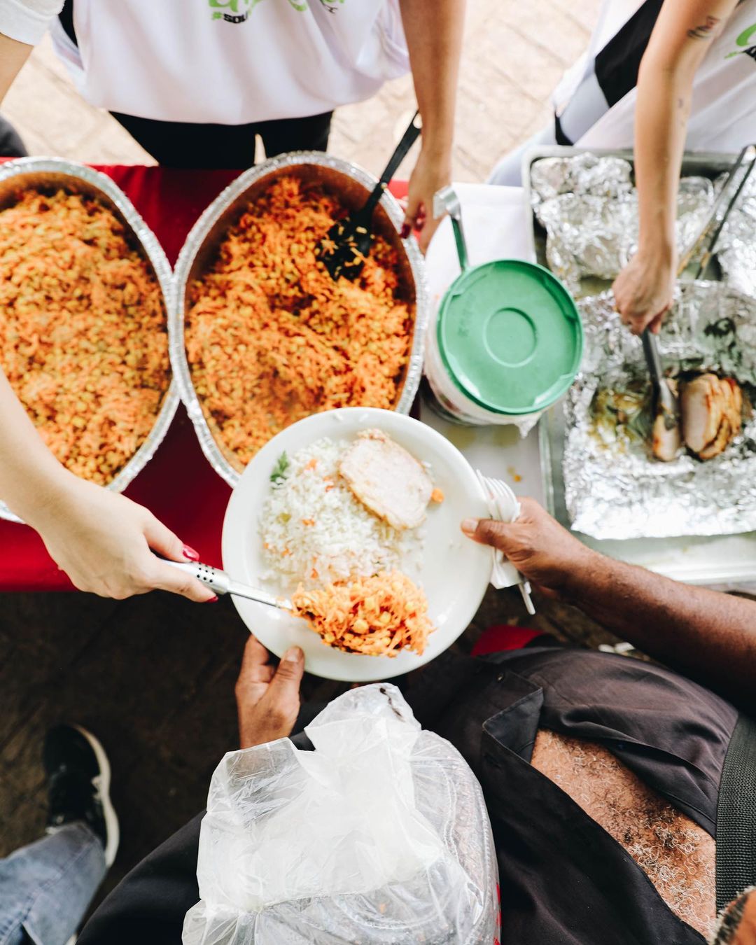Comida Que Abraça realiza ação natalina com ofertas de kits em vilas e favelas e ceia coletiva na Lagoinha