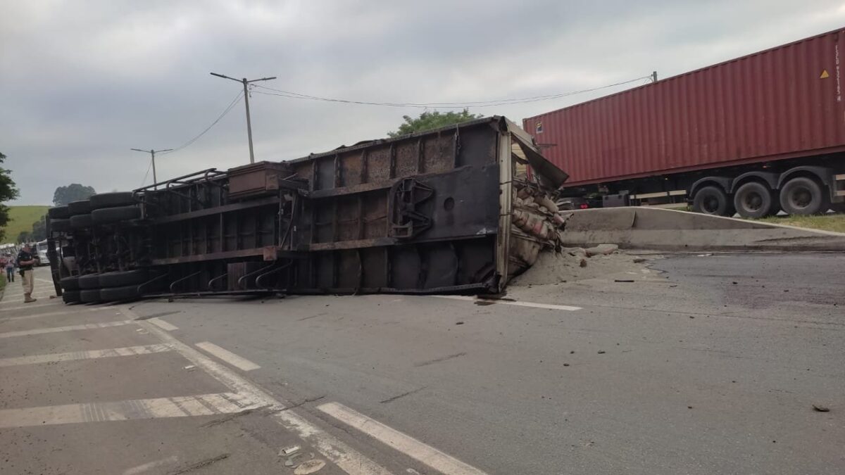Caminhão tomba e BR-381 já registra 15 quilômetros de congestionamento