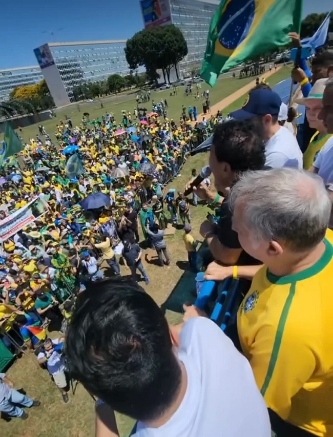 Manifestantes protestam em Brasília contra indicação de Dino ao STF