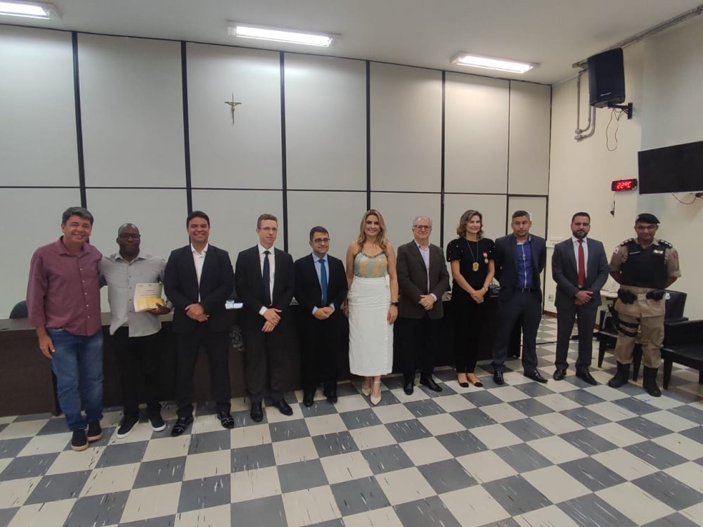 João Monlevade: delegada Camila Batista Alves recebe a Medalha Desembargador Hélio Costa