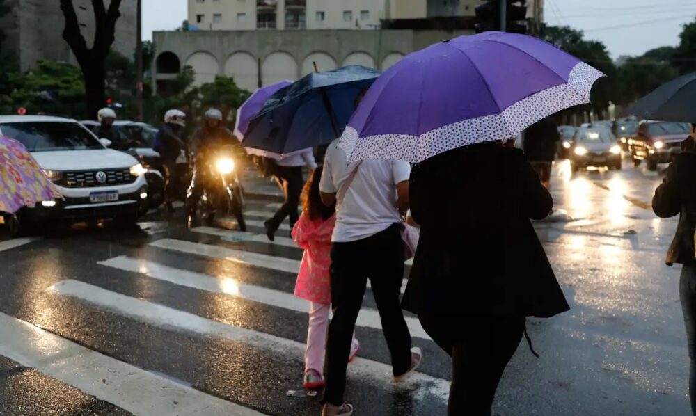 Inmet emite alerta de chuvas fortes para todos os municípios de Minas Gerais