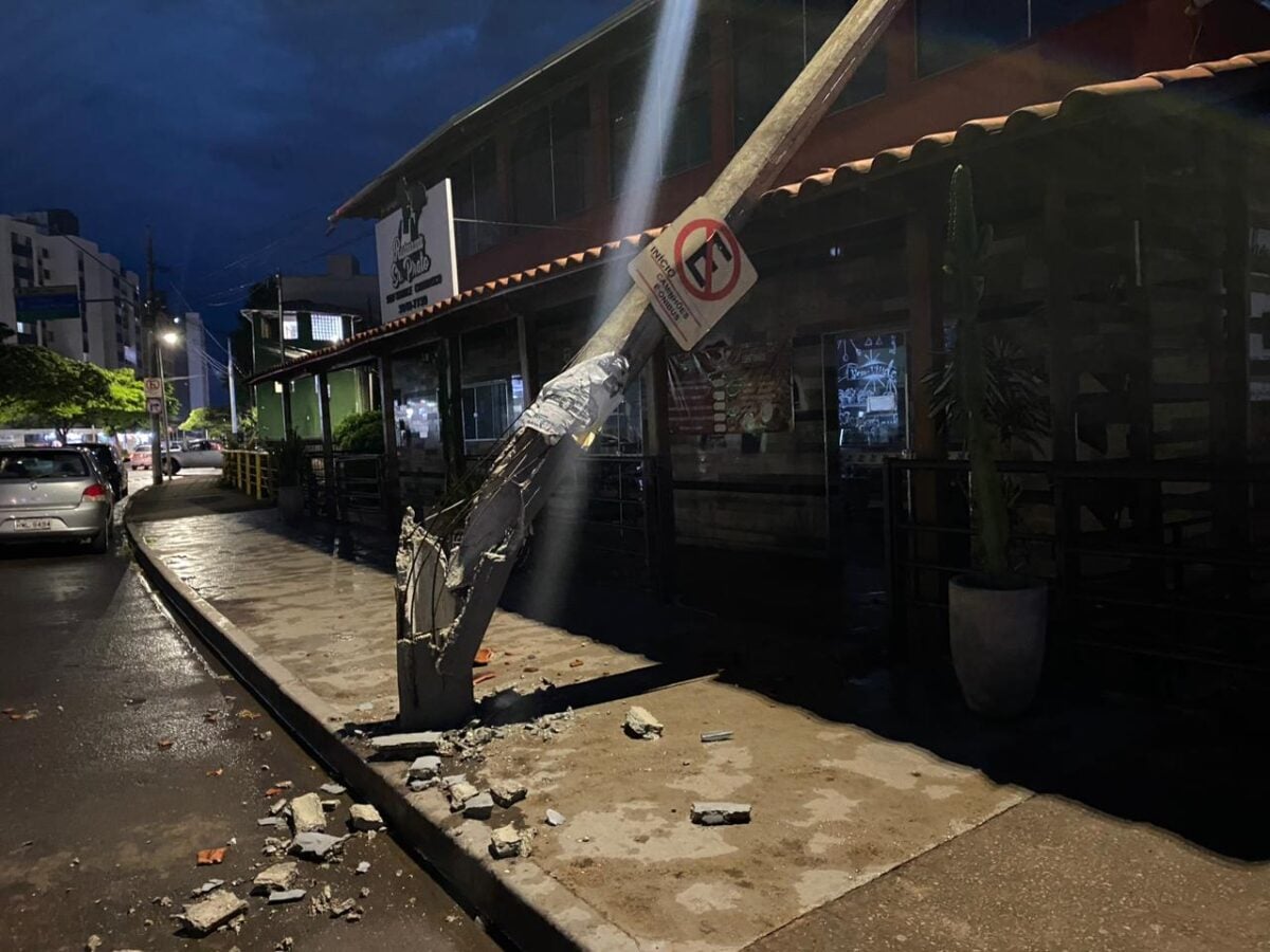 Poste cai em cima do telhado de restaurante na avenida Mauro Ribeiro