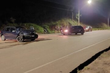 Veículos ficam destruídos em acidente na Rua Humberto Campos