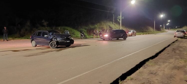 Veículos ficam destruídos em acidente na Rua Humberto Campos
