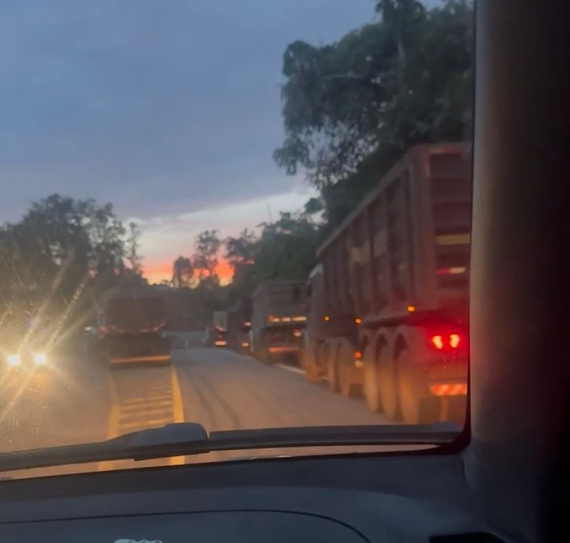Carretas que aguardam acesso à mina da ArcelorMittal têm causado risco na Estrada do Forninho; entenda