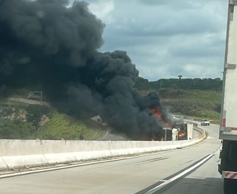 Barão de Cocais: carreta tomba, pega fogo e complica o trânsito na BR-381