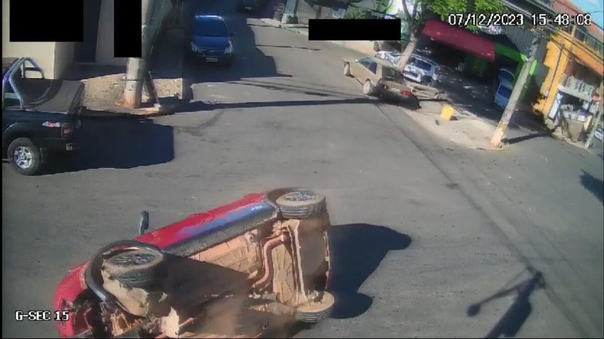 Motorista tem mal súbito, colide contra veículo e tomba carro no bairro Bela Vista; veja o vídeo