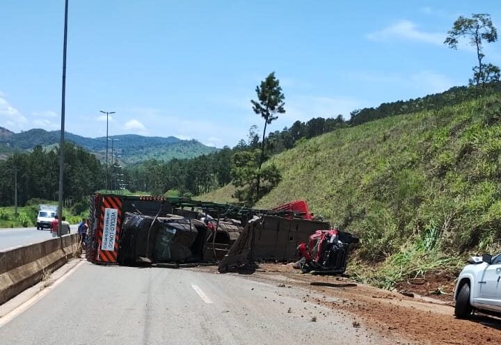 Nova Era: Cegonheira tomba na BR-381 e fecha a pista no sentido Belo Horizonte; uma pessoa morreu no acidente