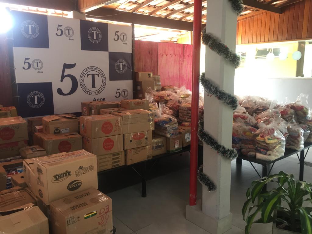 Ativa comemora 50 anos e arrecada quase 5 toneladas de leite e alimentos para instituições de caridade