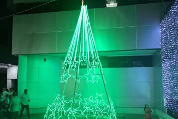 Itabira: com direito a papai noel, Câmara acende luzes de Natal