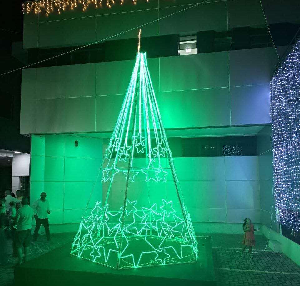 Itabira: com direito a papai noel, Câmara acende luzes de Natal