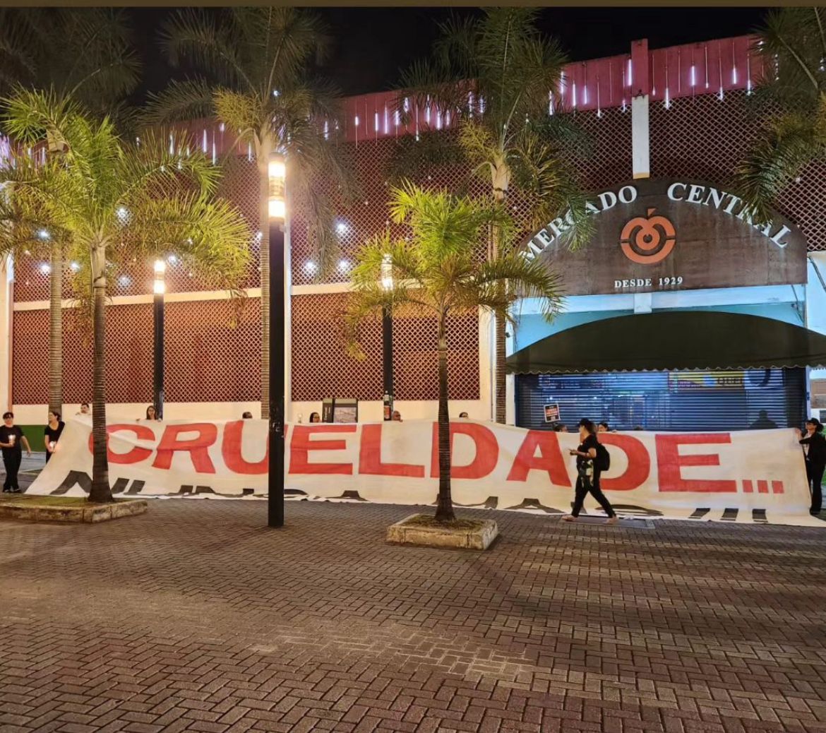 Grupo faz manifestação contra venda de animais no Mercado Central, em BH