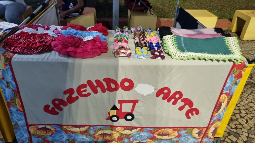 Associação de Artesãos Itabiranos Fazendo Arte exibe seus produtos na Feira de Natal da Praça Acrísio
