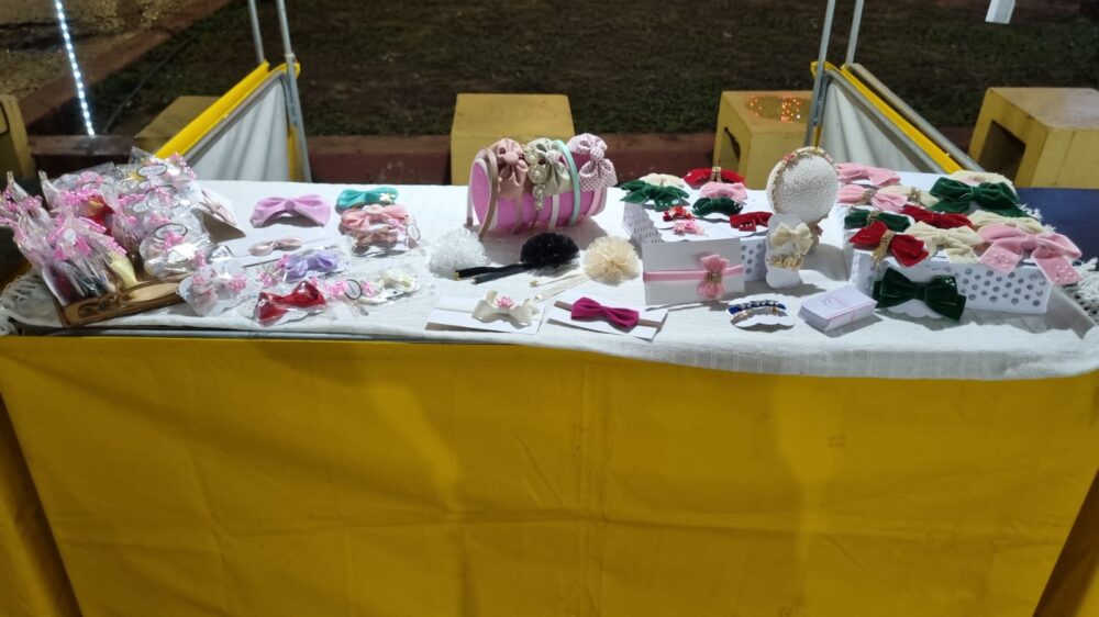 Associação de Artesãos Itabiranos Fazendo Arte exibe seus produtos na Feira de Natal da Praça Acrísio
