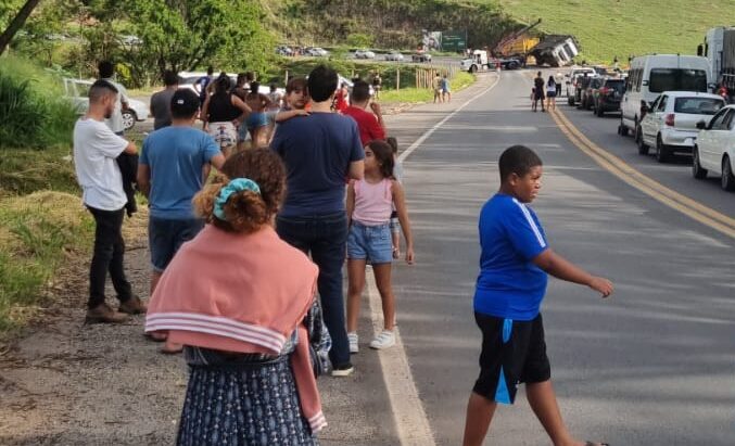 Carreta tomba e causa congestionamento na BR-381, em João Monlevade