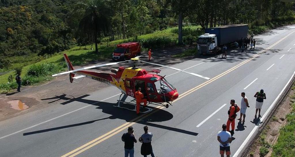 Colisão entre motocicleta e carreta deixa dois feridos na BR-381