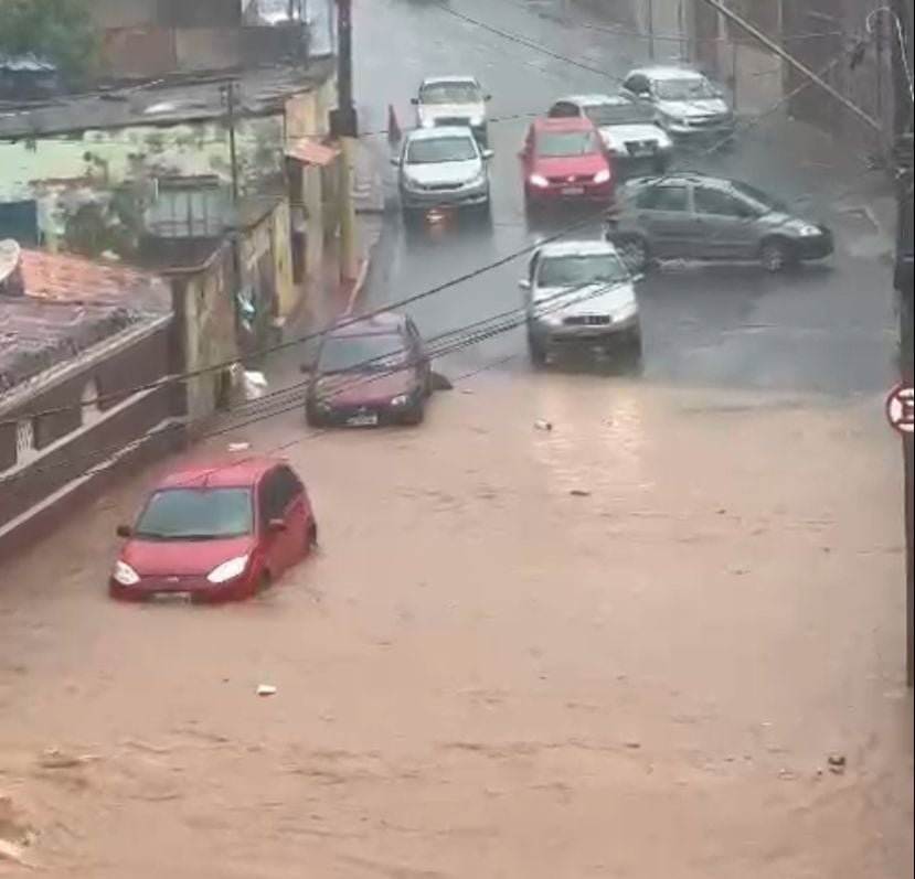 Forte chuva causa alagamento de ruas e invade casas em Itabira