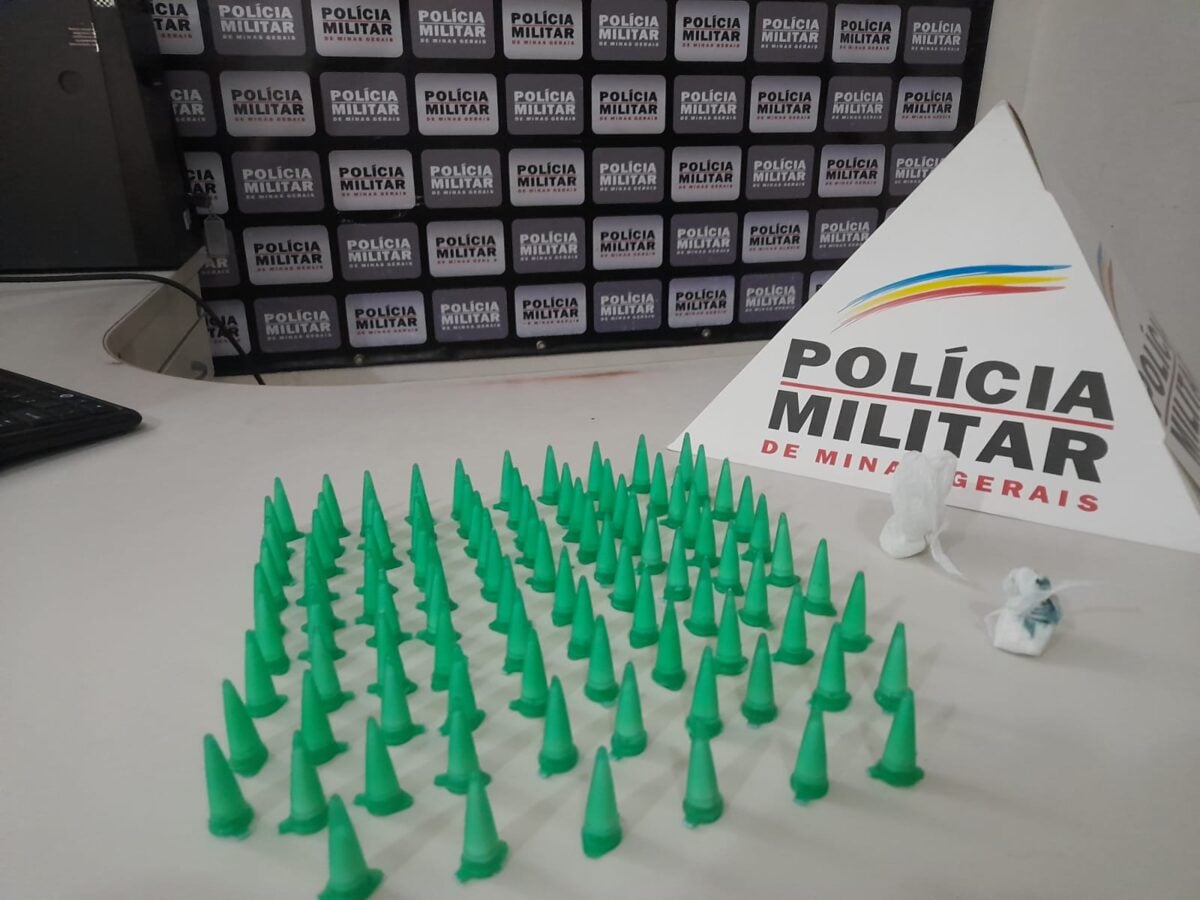 PM prende dois homens por tráfico de drogas no Santa Marta