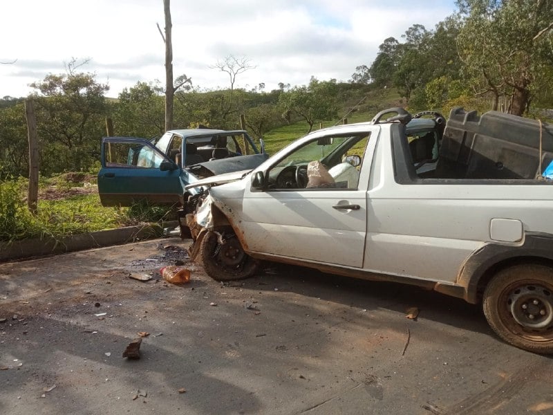 Colisão frontal deixa vítimas com ferimentos graves em São João del-Rei