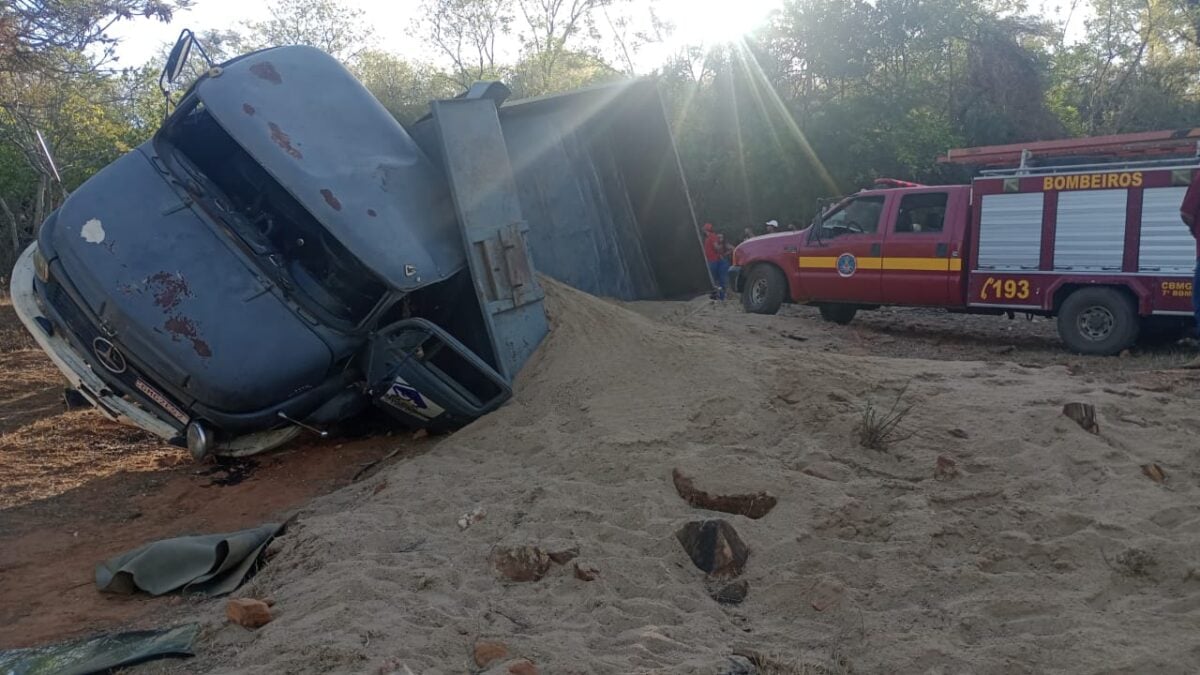 Motorista morre após tentar pular do veículo e ser esmagado pelo caminhão