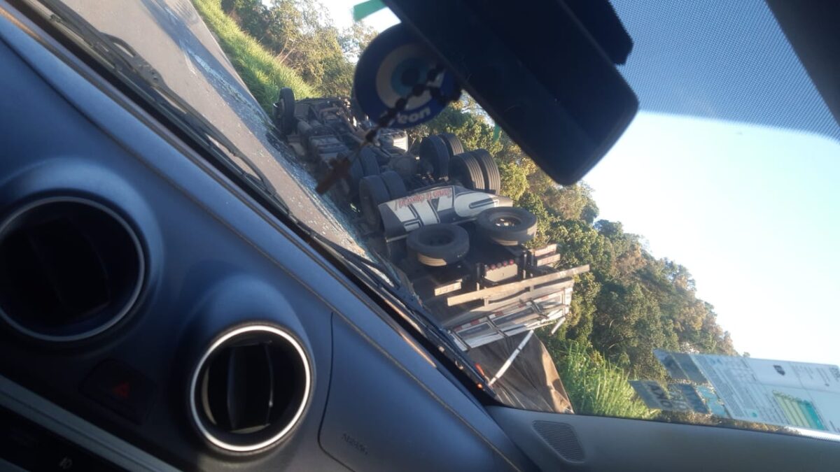 Caminhão tomba na BR-381, na altura de Caeté, nessa terça-feira
