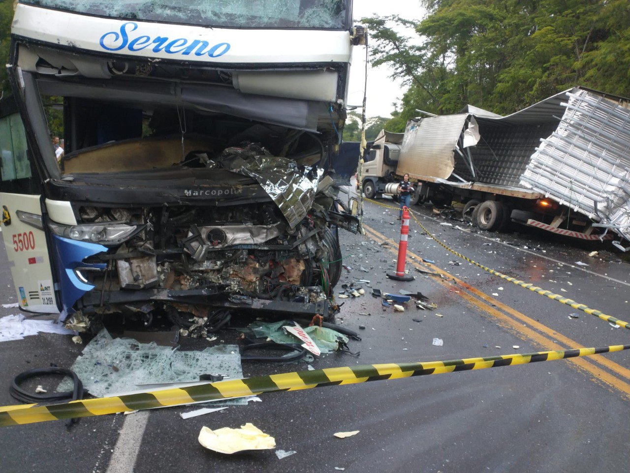 Colisão entre ônibus e carreta causa um óbito em Muriaé