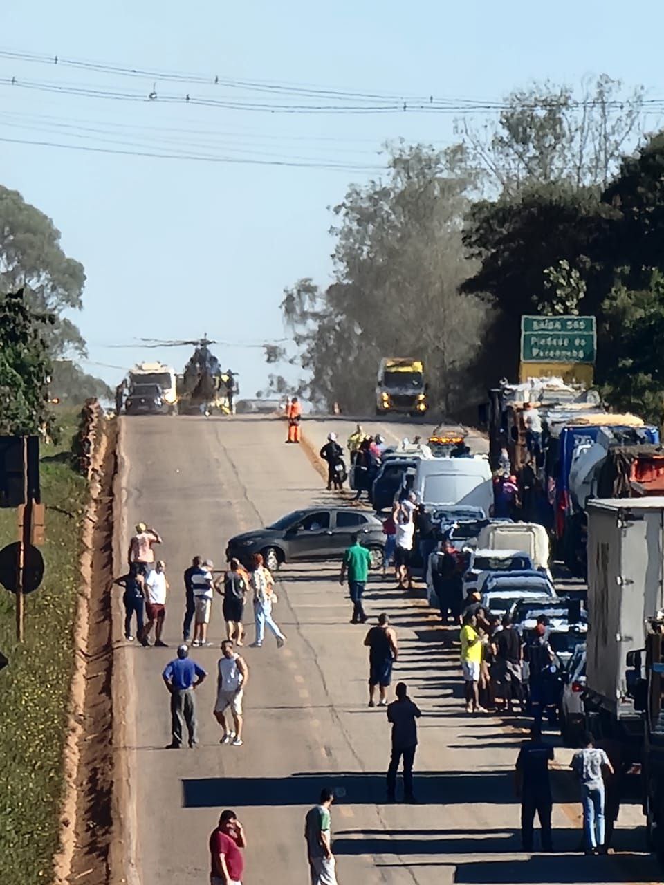 Acidente envolvendo carro e caminhão deixa feridos na BR-040, em Nova Lima