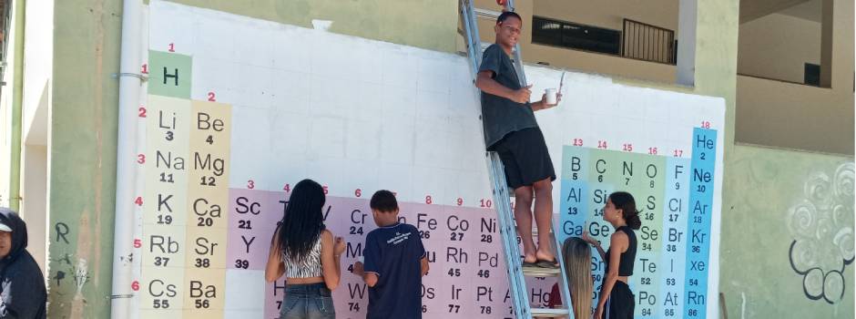 Escola cria tabela periódica gigante para facilitar a aprendizagem dos estudantes
