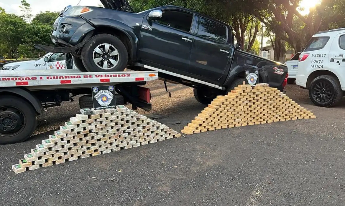 Policial rodoviário federal é preso por transporte de 326 tijolos de cocaína e crack
