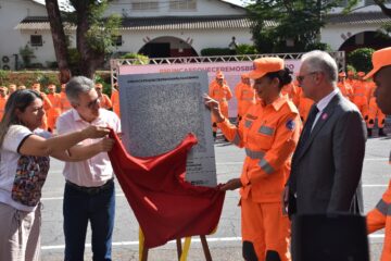 Placa em homenagem às vítimas da tragédia em Brumadinho é inaugurada em solenidade