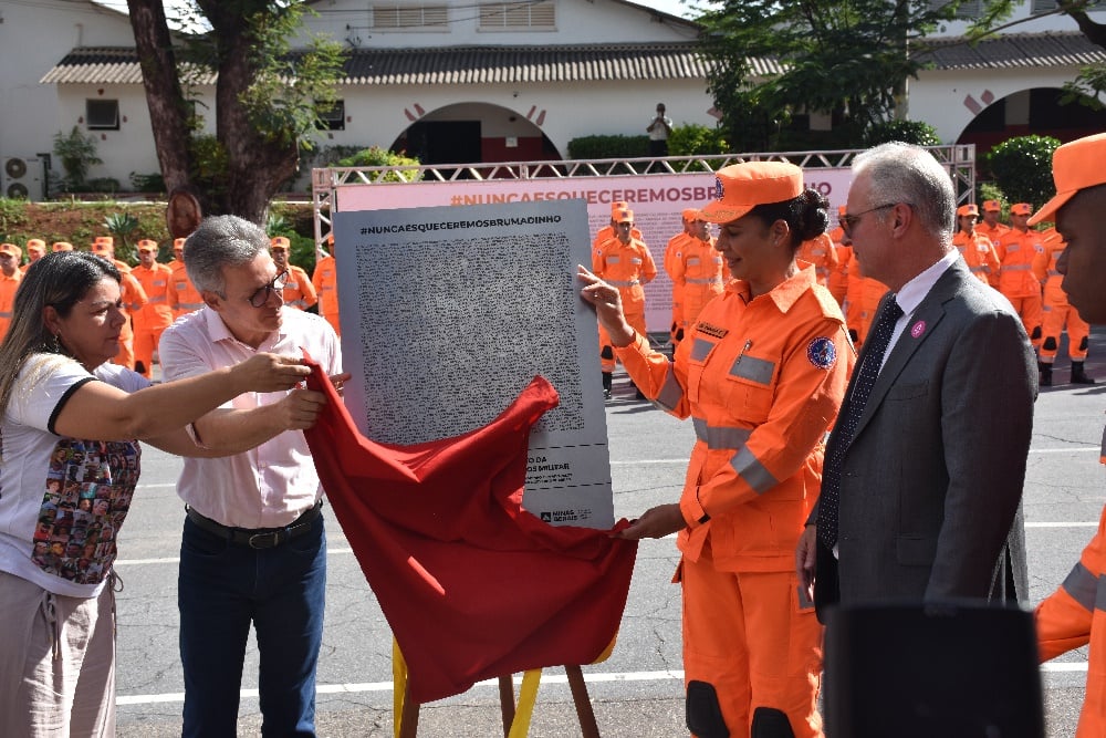 Placa em homenagem às vítimas da tragédia em Brumadinho é inaugurada em solenidade