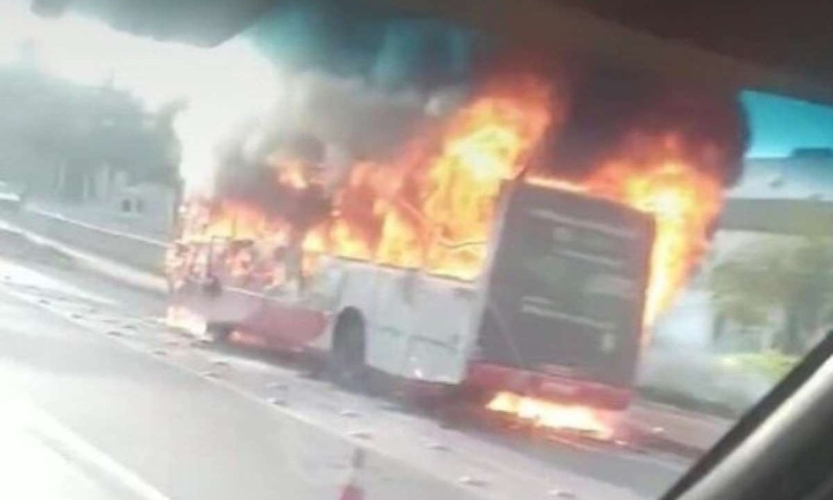 Ônibus pega fogo e complica trânsito na BR-040, no bairro Califórnia, em BH