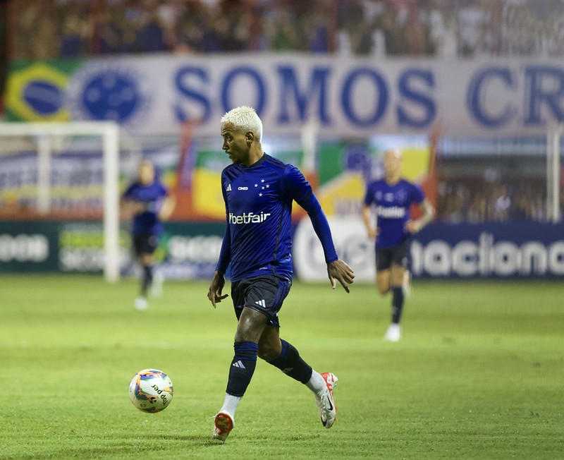 Em grande partida de Matheus Pereira, Cruzeiro estreia com vitória no Mineiro