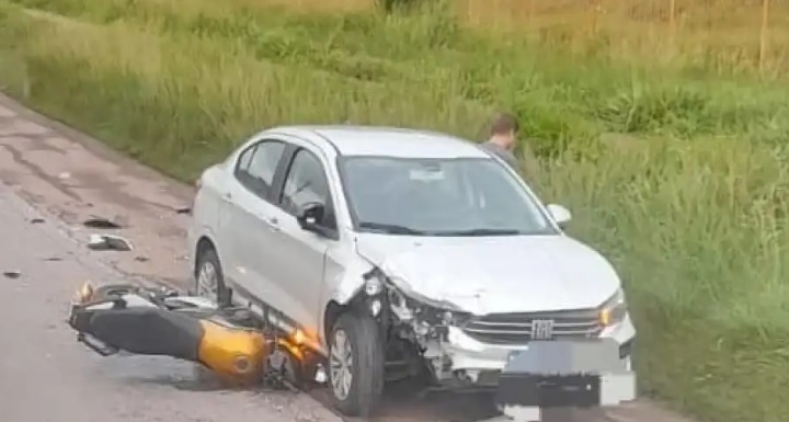 Acidente entre moto e carro causa congestionamento na BR-381, em Sabará