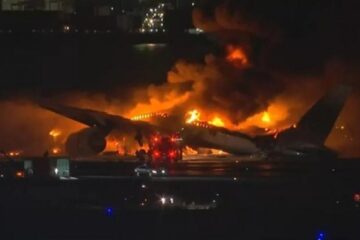 No Japão, avião com mais de 380 a bordo pega fogo em aeroporto após bater em outra aeronave