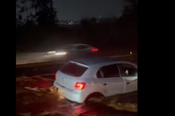 Forte chuva causa alagamento e interdita a BR-040, na Grande BH