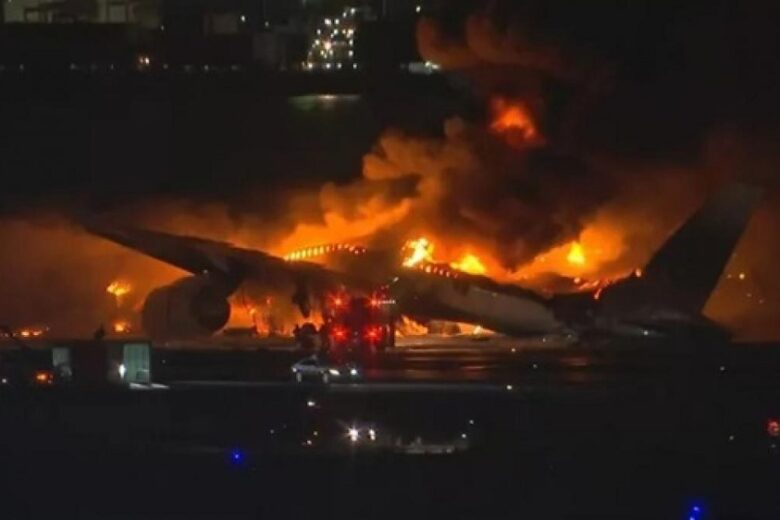 No Japão, avião com mais de 380 a bordo pega fogo em aeroporto após bater em outra aeronave