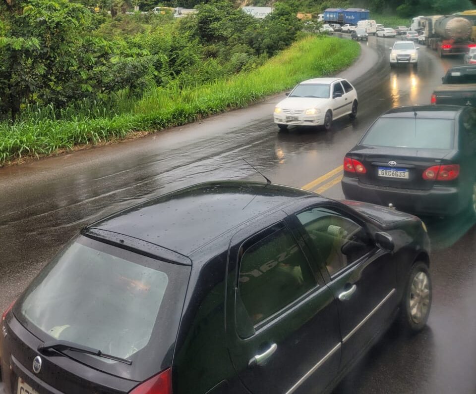 Acidente entre moto e carro causa congestionamento na BR-381, em Sabará