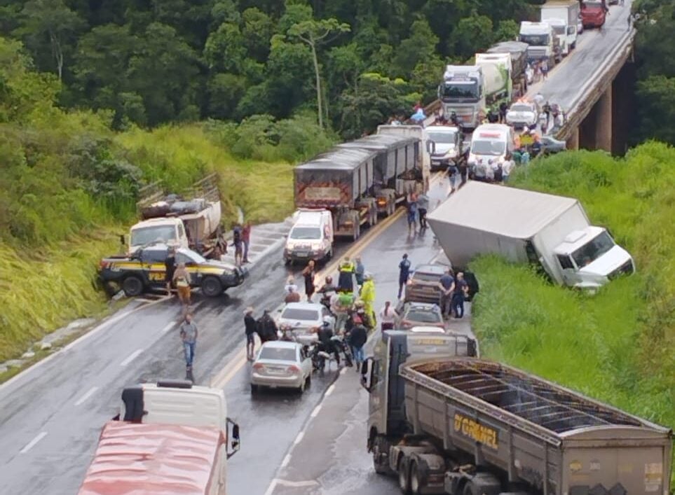 Ponte Torta: acidente envolvendo carreta e três carros deixa ao menos sete feridos na BR-381, em João Monlevade