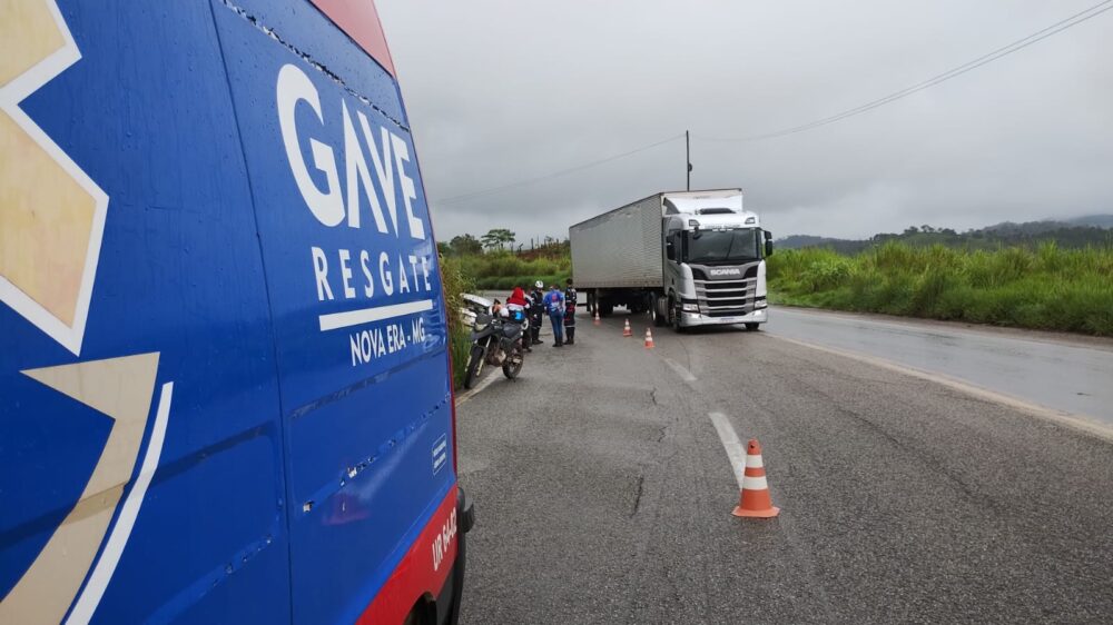 Carro perde controle e sai da pista na BR-381, entre Nova Era e Bela Vista de Minas