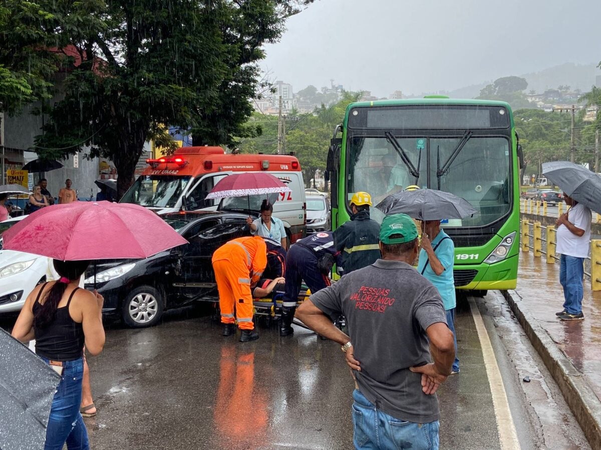 Acidente com ônibus da Cisne mobiliza Samu e Bombeiros no Centro de Itabira