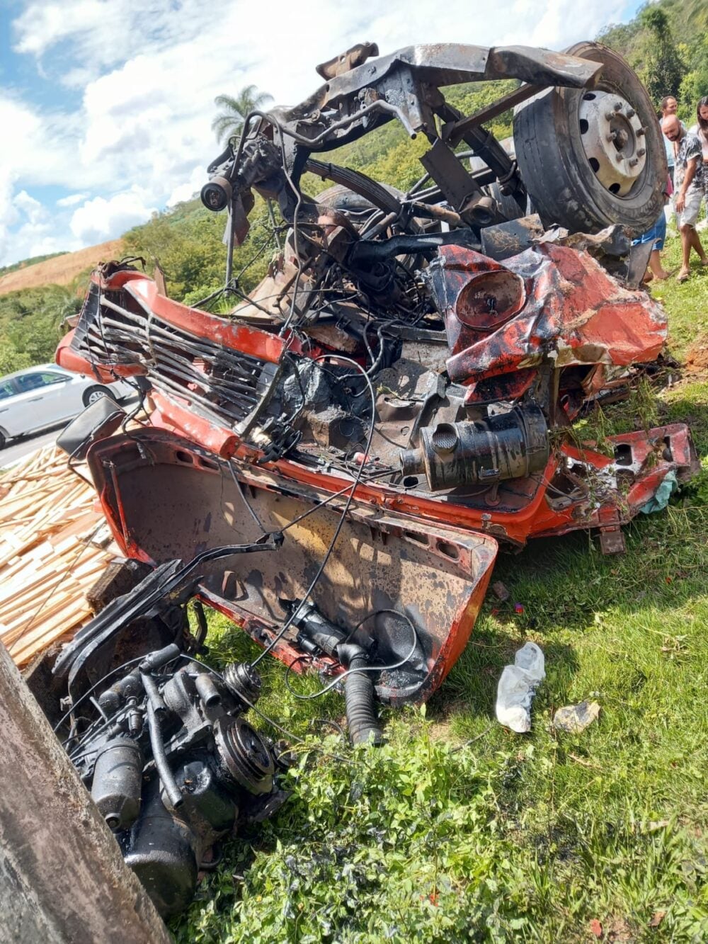 Acidente envolvendo dois carros e um caminhão deixa uma pessoa morta na BR-381