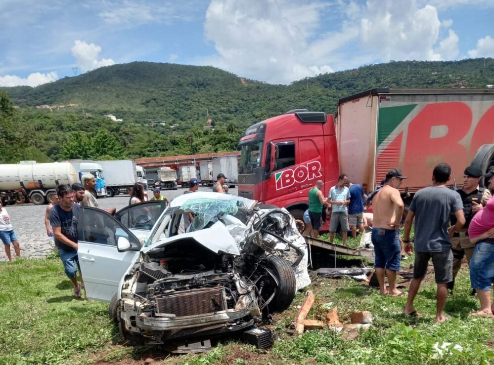 Acidente envolvendo dois carros e um caminhão deixa uma pessoa morta na BR-381