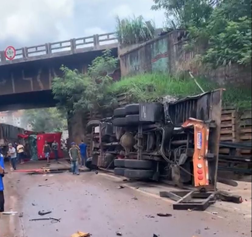 Grave acidente envolvendo caminhão e carreta interdita Anel Rodoviário em Belo Horizonte; veja o vídeo